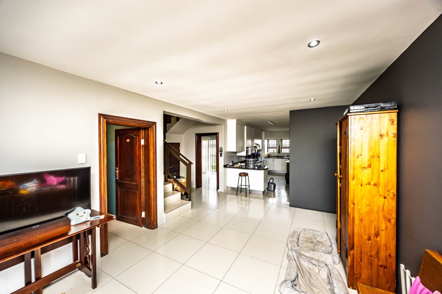 To Let 5 Bedroom Property for Rent in Cove Rock Eastern Cape